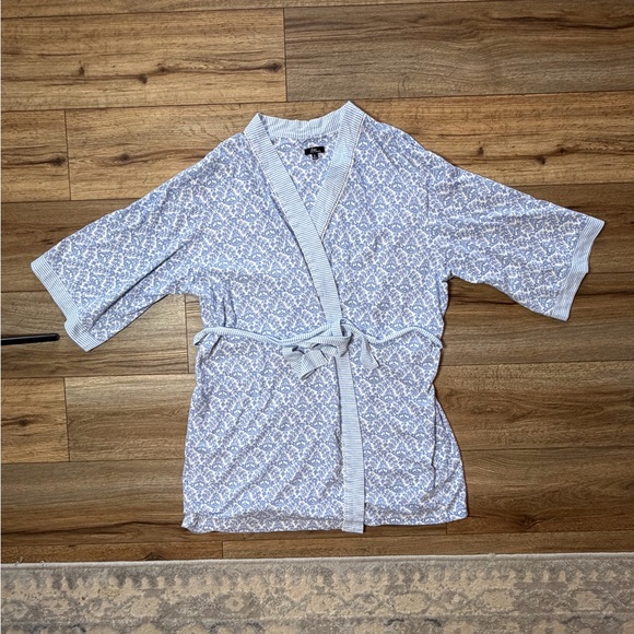 short Aria floral romantic lightweight 3/4th sleeve whimsical wrap robe - Picture 3 of 9